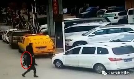 男孩跟着亲爸和后妈出远门坐后备箱