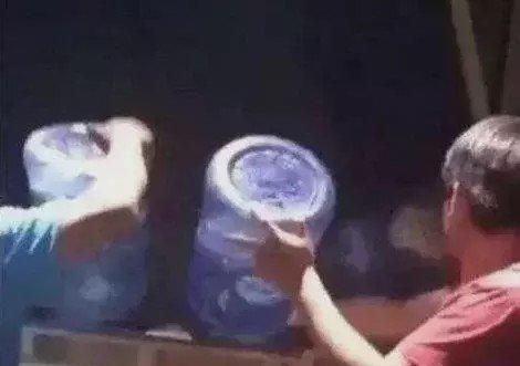 张凌赫拍戏用矿泉水湿身引发社会争议
